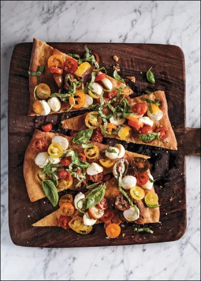 C'est le midi et tu vas à la cantine. Denki te demande si tu veux manger avec lui. Que lui réponds-tu ou que fais-tu ?