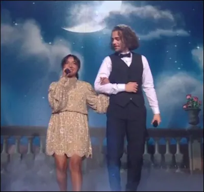 Au quatrième prime, quelle chanson a-t-il interprétée dans le medley cinéma en duo avec Anisha ?