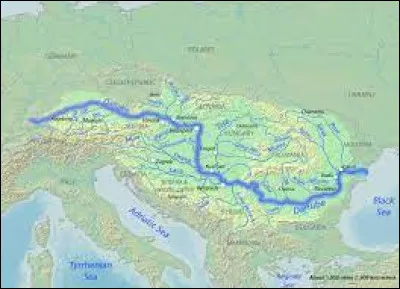 Toujours sur le Danube, combien de pays traverse-t-il ?
