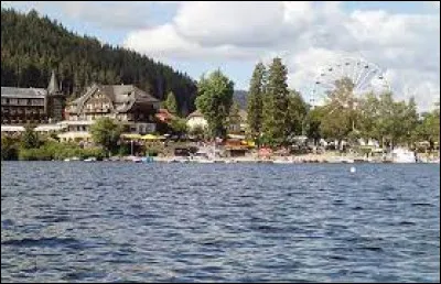 Comment se nomme le lac en amont de la ville de Titisee-Neustadt ?