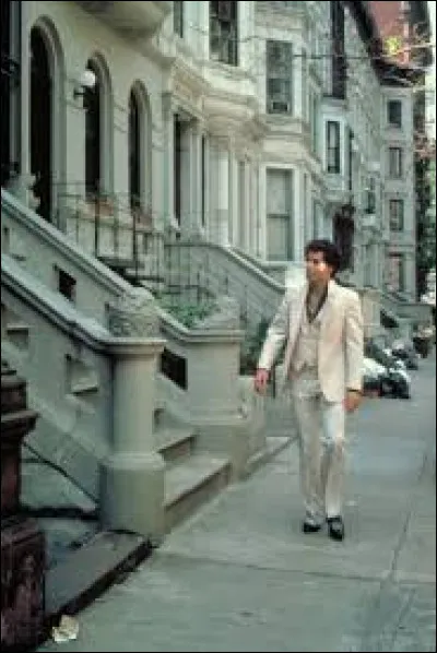 Toujours en costume blanc, dès qu'il n'est plus dans sa vie ordinaire, cette vie qui lui pèse tant et dont il veut s'évader