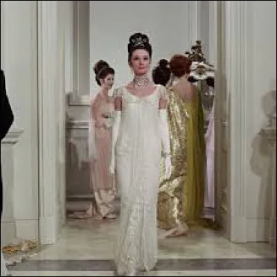 C'est tout en blanc qu'elle va faire gagner le pari dont elle a été victime