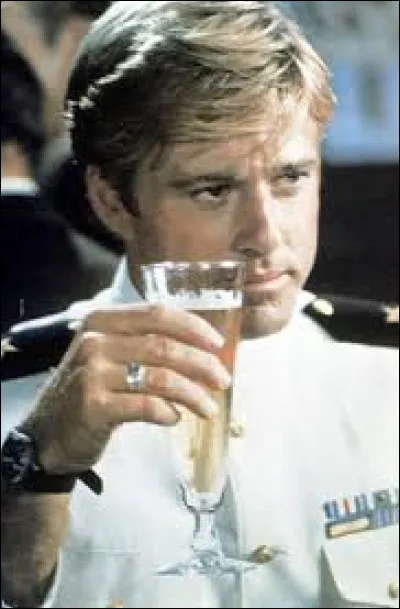 En uniforme militaire d'un blanc immaculé, durant une soirée de Nouvel An, l'homme blond en blanc va séduire... Katie la radicale engagée