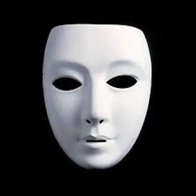 De nombreux films font appel à des masques, parfois des masques blancs. L'histoire démarre dans un camp de vacances ré-ouvert à un certain moment...