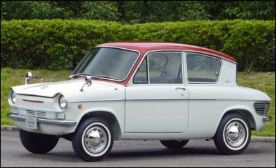 Cette voiture fut lancée au début des années 60 avec la lunette arrière inversée. Quelle est cette drôle d'auto ?