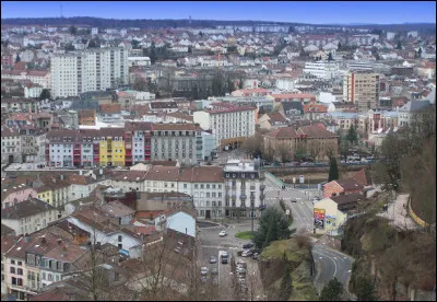 Quelle est cette ville, chef-lieu et plus grande ville du département des Vosges, célèbre depuis 1796 pour son imagerie ?