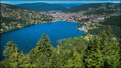 Quelle est cette ville du département des Vosges connue pour ses activités de montagne, son lac, sa station de ski et son festival du film fantastique ?