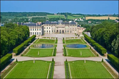 Quelle est cette ville du département de Meurthe-et-Moselle, célèbre pour son château des ducs de Lorraine, surnommé le"Versailles Lorrain" ?