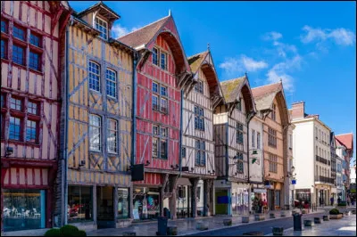 Quelle est cette ville, chef-lieu du département de l'Aube, capitale européenne des magasins d'usine et de négoce ?