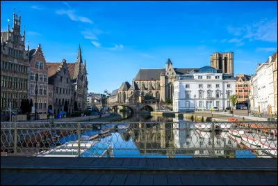 Quelle est cette ville, chef-lieu du département de la Marne, traversée par la rivière du même nom ?