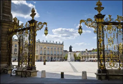 Quelle est cette ville, chef-lieu et plus grande ville du département de Meurthe-et-Moselle, ancienne capitale des ducs de Lorraine, berceau européen de l'art nouveau ?