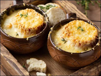 Voici l'une des spécialités de la gastronomie française ! Inventée par Louis XV selon la légende, elle est souvent servie au petit matin, après une soirée un peu trop arrosée. Quelle est-elle ?