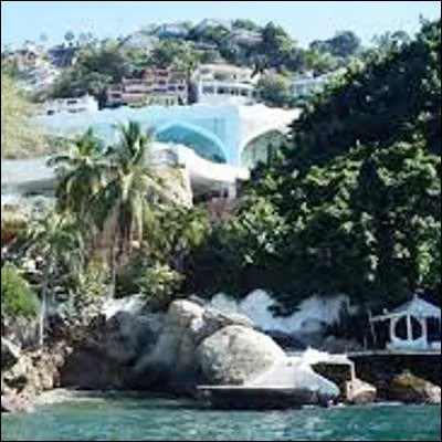 Quelle ville mexicaine, dont le nom signifie "lieu où lon arrache des roseaux", est célèbre pour sa Villa Arabesque ?