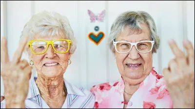 En rentrant chez toi, les personnes devant toi marchent très lentement. Que fais-tu ?