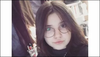 Finalement, tu vas aux toilettes et tu croises la fille à qui tu as envoyé un texto ce matin sur l'exercice de maths. Que fais-tu ?