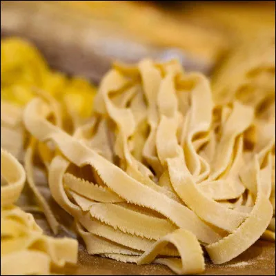 À midi, le cantinier te sert des pâtes mais tu en veux plus. Que fais-tu ?