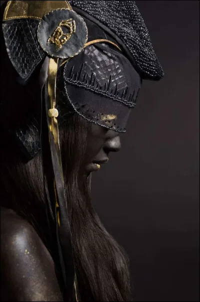 Cette déesse égyptienne primordiale fut à lorigine la déesse de la chasse et de la guerre, puis deviendra celle de la création. Qui est-elle ?