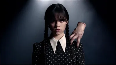 Quel objet mercredi a-t-elle toujours sur son épaule ?