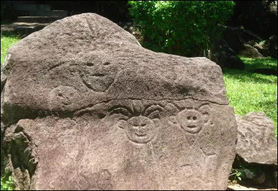 Lieu d'exception : quelle information concernant le parc archéologique des roches gravées est inexacte ?