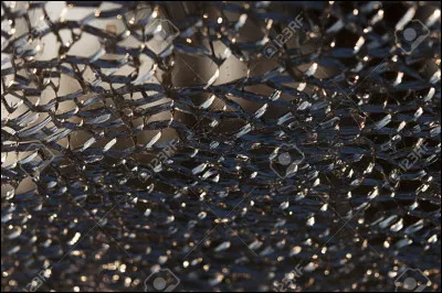 Tu casses un miroir
Quelle est ta réaction ?