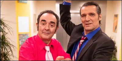 Dans quelle série télévisée est-on témoin des potins et ragots de Hervé, Jean-Claude et leurs collègues ?