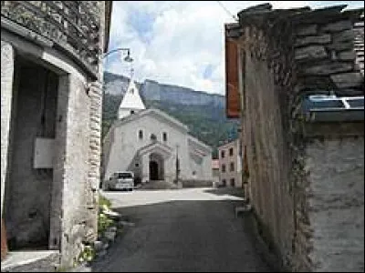 Commune de l'arrondissement de Die, dans le massif du Vercors, Saint-Julien-en-Vercors se situe dans le département ...