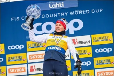 De quelle ancienne gagnante de la coupe du monde de ski de fond la récente lauréate norvégienne Tiril Udnes Weng est-elle la cousine ?