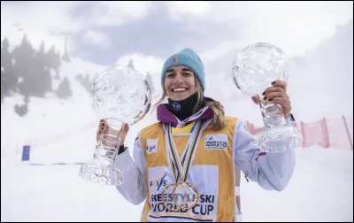 Dans quelle discipline du ski acrobatique la Française Perrine Laffont a-t-elle remporté la coupe du monde ?