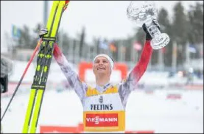 Qu'associe le combiné nordique, sport dans lequel l'Autrichien Johannes Lamparter a remporté la coupe du monde ?