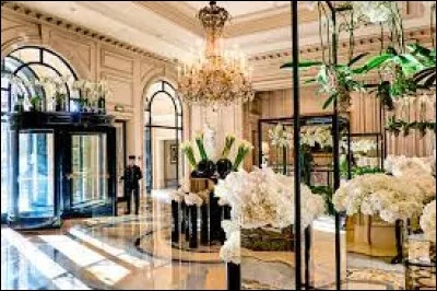 Ce magnifique hall d'entrée (ou lobby ) est celui du Palace parisien le George V. A quel grand groupe hôtelier appartient-il actuellement ?