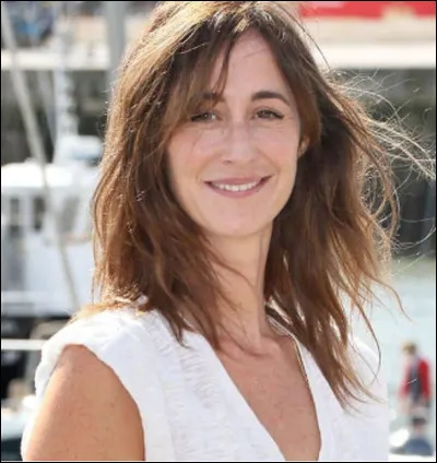 Qui incarne une historienne de l'art qui aide la police dans la lutte contre le trafic des biens culturels, héroïne de la série "l'Art du crime" ?