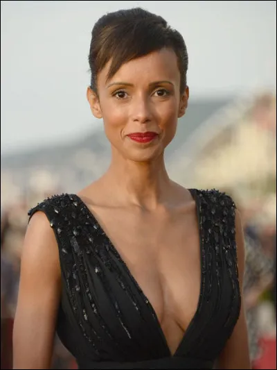 Qui incarne une commandante de police en poste à Fort-de-France, héroïne de la série "Tropiques criminels" ?