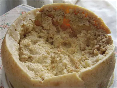 Vous êtes patient ? Laissez-lui alors une place pour le fromage et optez pour le "casu marzu" sarde ! Il faut juste être sûr...