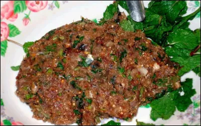 Et puisque qu'elle ne vous a pas lâché les baskets jusqu'au Laos et qu'elle adore le poisson cru, c'est le moment de lui refiler gratuitement ce plat agrémenté de ... (Complétez !)