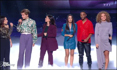 Au cinquième prime, quelle chanson a-t-il interprétée avec Lucie Bernardoni, Karima Charni, Léa, Enola et Chris ?