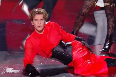 Au sixième prime, quelle chanson a-t-il interprétée en dansant en même temps ?