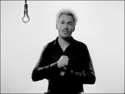 Quelle chanson de Florent Pagny est illustrée par un clip où il s'exprime en langage des signes ?