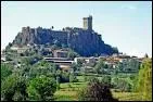 Sur sa butte de basalte, pr�s du Puy-en-Velay, la forteresse conserve de l'Antiquit� et du Moyen-Age d'imposants vestiges de sa puissance guerri�re et domine le village de toute sa masse.