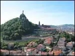 Deux buttes, le rocher St Michel surmont� d'une chapelle romane, le rocher Corneille couronn� par une Vierge monumentale. C'est...