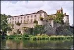 B�ti sur les rives de l'Allier qui baigne ses maisons ce village poss�de un pont �l�gant du 11e, une �glise gothique, une abbaye b�n�dictine et La Maison des Oiseaux du haut Allier.