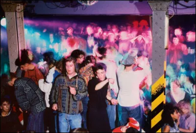 Le label Factory Records (maison mère de Joy Division ou Happy Mondays) a créé une boîte de nuit légendaire à Manchester en 1982. Quel était son nom ?