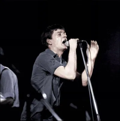 En 1979, le groupe joue de nouveau comme premi&egrave;re partie d'un immense groupe de rock, lors d'un concert &agrave; Londres. Mais quel groupe ?