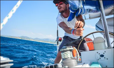 Sur un navire, qu'indique la position à tribord ?