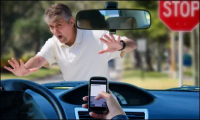 De combien de retraits de points est sanctionnée l'utilisation d'un téléphone portable au volant en plus des 135 euros d'amende ?