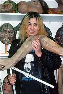 Dans quel pisode de Freddy le maquilleur Screaming Mad George a-t-il transform une fille en cafard ?