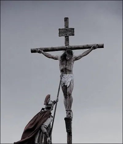 Cette lance porte le nom du centurion qui a percé le flanc de Jésus lors de sa crucifixion. Qui est-il ?