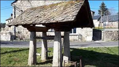 Nous sommes maintenant en Occitanie, devant ce travail à ferrer, à Blavignac. Village traversé par la Truyère, entre l'Aubrac et la Margeride, il se situe dans le département ...