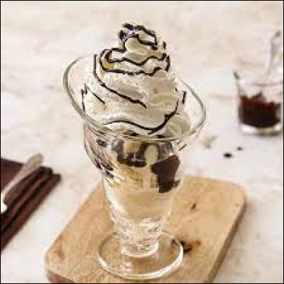 Quel est le nom de ce dessert glacé composé de glace à la vanille recouverte de chantilly et d'une sauce au chocolat ?