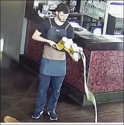 Votre coll&egrave;gue fait tomber un plat, que faites-vous ?