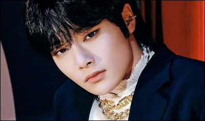 Il partage sa chambre avec :